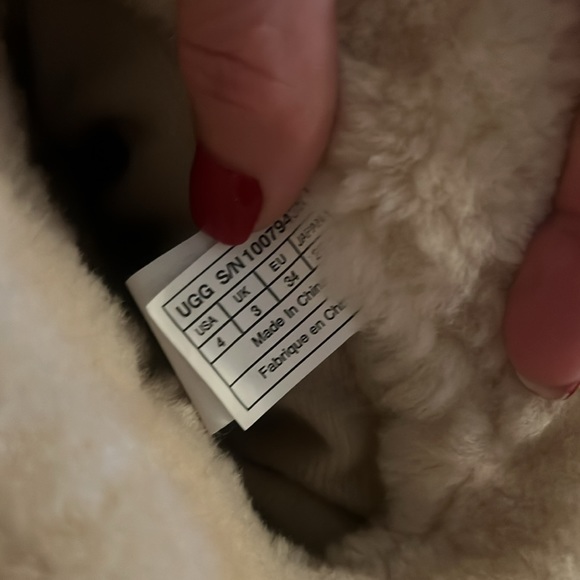 UGG boots. 4 - Picture 5 of 9